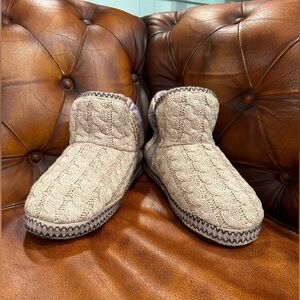 EUC UNISEX MUK LUKS LOUNGE  SLIPPERS SZ 11-12